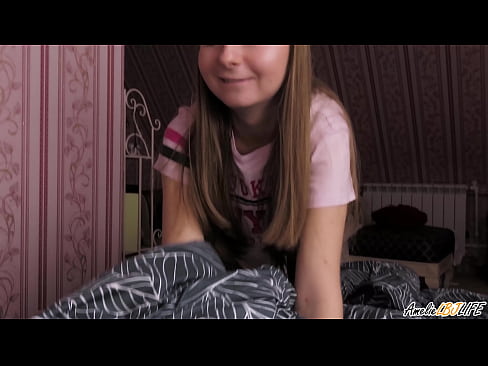 ❤️ Blondie သည် သူမ၏ BFF ၏ နက်ရှိုင်းစွာ စုပ်ယူလိုက်ပြီး သူမ၏ပါးစပ်ထဲတွင် စွဲနေပါသည်။ ❤️❌ Sex video မှာ ငါတို့မှာ ❌